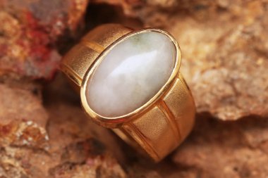 Taş dokusunda eski altın bir yüzük