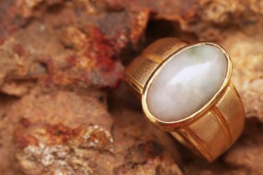 Taş dokusunda eski altın bir yüzük