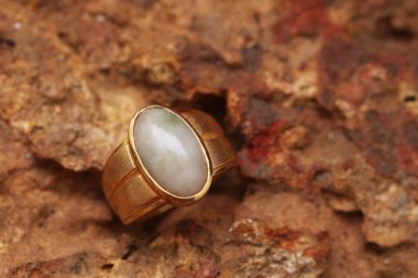 Taş dokusunda eski altın bir yüzük