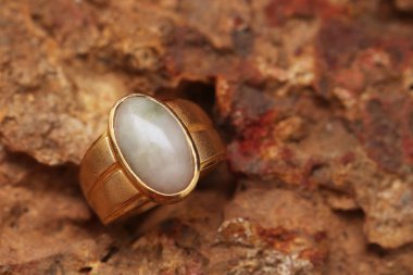 Taş dokusunda eski altın bir yüzük