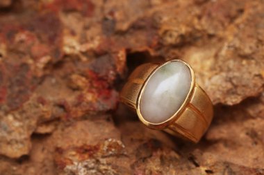 Taş dokusunda eski altın bir yüzük