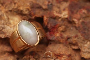 Taş dokusunda eski altın bir yüzük