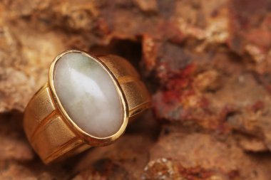 Taş dokusunda eski altın bir yüzük