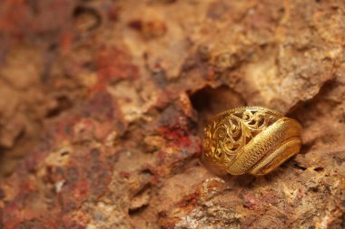 Taş dokusunda eski altın bir yüzük