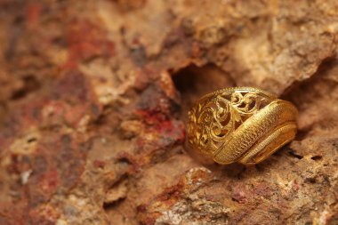 Taş dokusunda eski altın bir yüzük