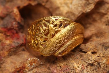 Taş dokusunda eski altın bir yüzük