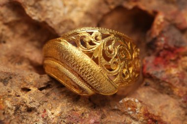 Taş dokusunda eski altın bir yüzük
