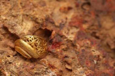 Taş dokusunda eski altın bir yüzük