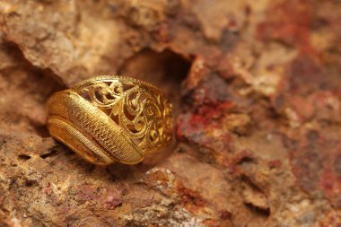 Taş dokusunda eski altın bir yüzük