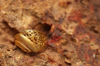 Taş dokusunda eski altın bir yüzük