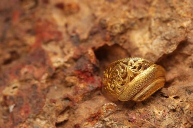 Taş dokusunda eski altın bir yüzük