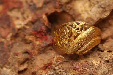 Taş dokusunda eski altın bir yüzük
