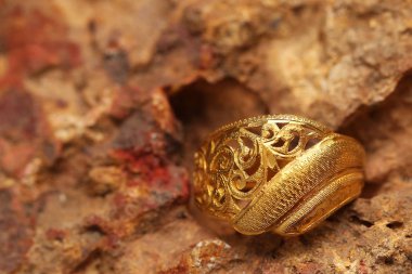 Taş dokusunda eski altın bir yüzük