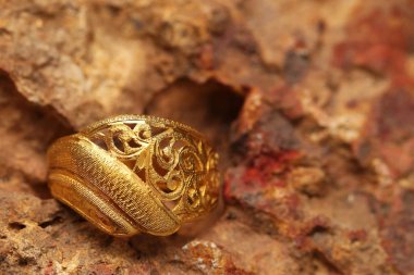 Taş dokusunda eski altın bir yüzük