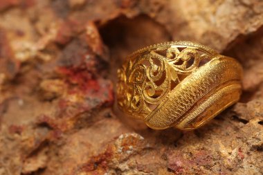 Taş dokusunda eski altın bir yüzük