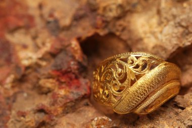 Taş dokusunda eski altın bir yüzük