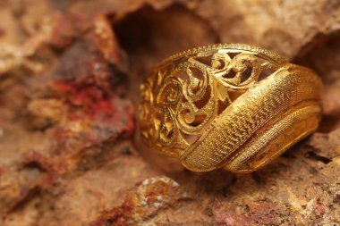 Taş dokusunda eski altın bir yüzük