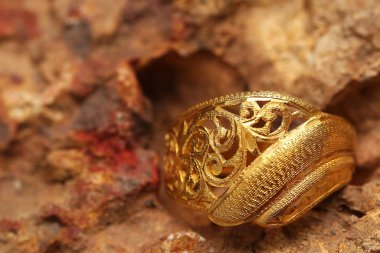 Taş dokusunda eski altın bir yüzük