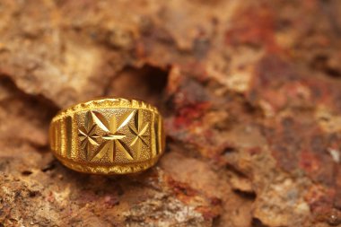 Taş dokusunda eski altın bir yüzük