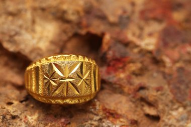 Taş dokusunda eski altın bir yüzük