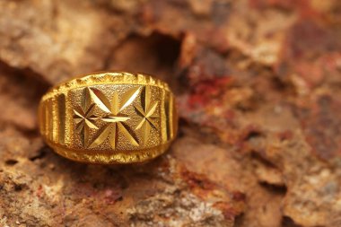 Taş dokusunda eski altın bir yüzük