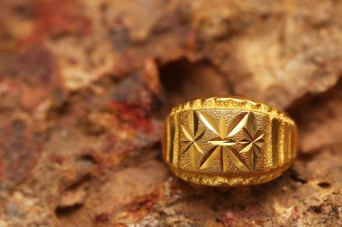 Taş dokusunda eski altın bir yüzük