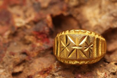 Taş dokusunda eski altın bir yüzük