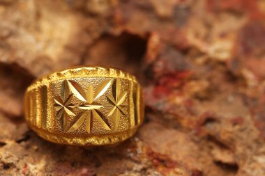 Taş dokusunda eski altın bir yüzük