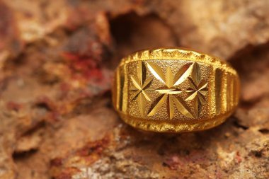 Taş dokusunda eski altın bir yüzük