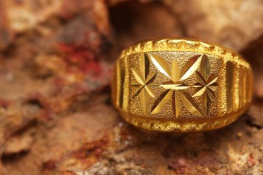 Taş dokusunda eski altın bir yüzük