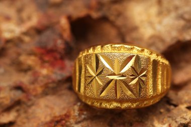 Taş dokusunda eski altın bir yüzük