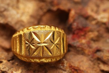 Taş dokusunda eski altın bir yüzük