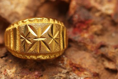 Taş dokusunda eski altın bir yüzük