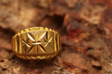 Taş dokusunda eski altın bir yüzük