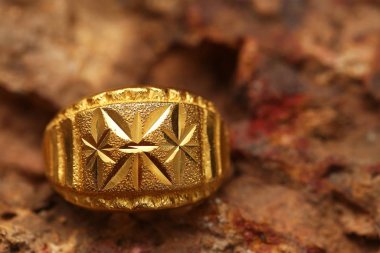 Taş dokusunda eski altın bir yüzük