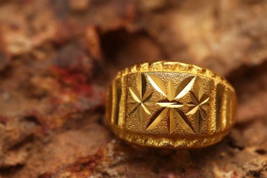 Taş dokusunda eski altın bir yüzük