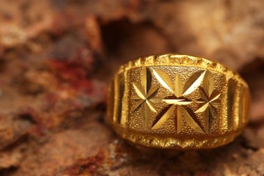 Taş dokusunda eski altın bir yüzük