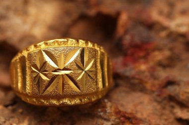 Taş dokusunda eski altın bir yüzük