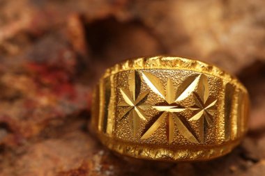 Taş dokusunda eski altın bir yüzük