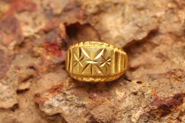 Taş dokusunda eski altın bir yüzük