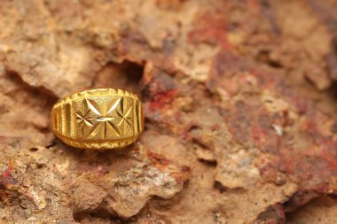 Taş dokusunda eski altın bir yüzük