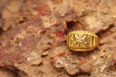 Taş dokusunda eski altın bir yüzük