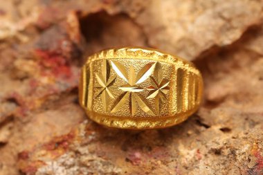 Taş dokusunda eski altın bir yüzük