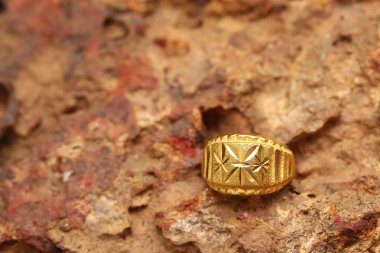 Taş dokusunda eski altın bir yüzük