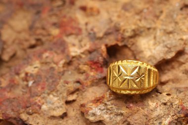 Taş dokusunda eski altın bir yüzük