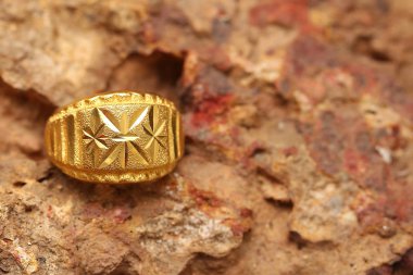 Taş dokusunda eski altın bir yüzük