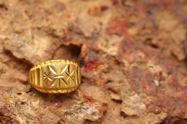 Taş dokusunda eski altın bir yüzük