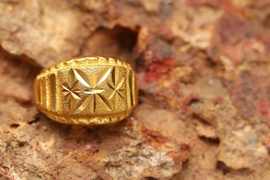 Taş dokusunda eski altın bir yüzük