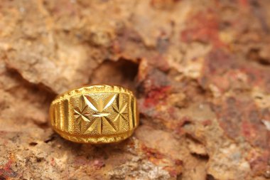 Taş dokusunda eski altın bir yüzük