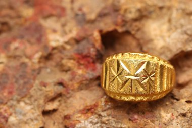 Taş dokusunda eski altın bir yüzük